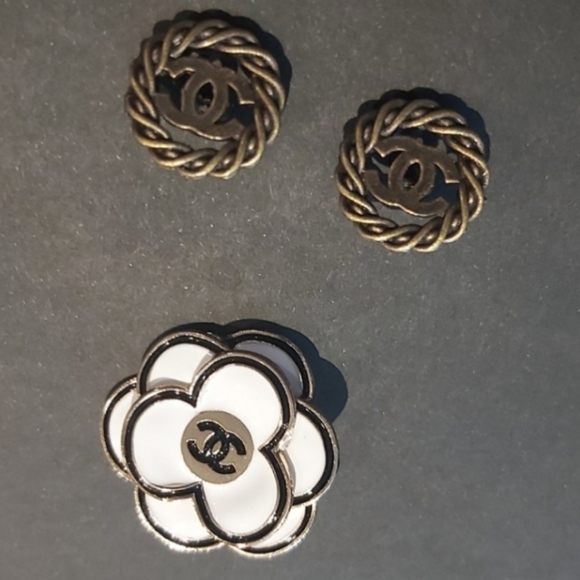 CHANEL CAMELLIA LAPEL STAMPED. - Picture 4 of 5